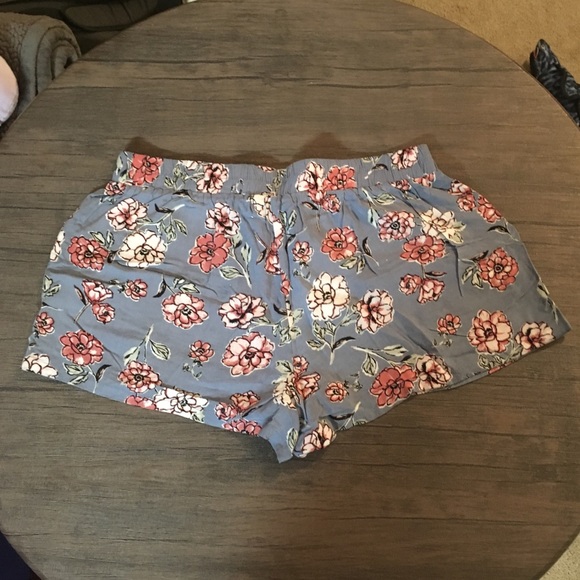 NWOT Cute cloth shorts with tie close! - Picture 4 of 5